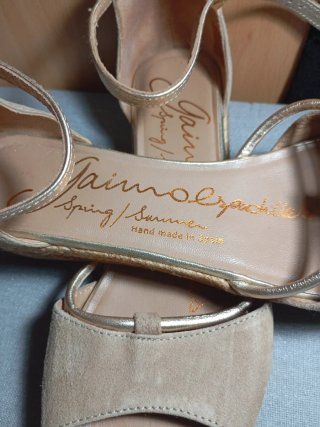 Sandalias beige y doradas hechas en España