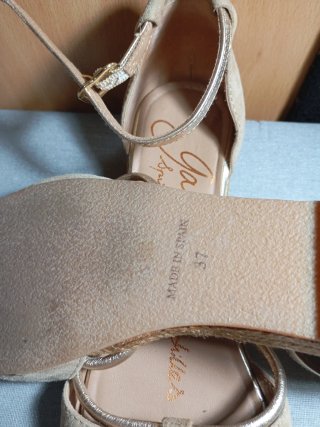 Sandalias beige y doradas hechas en España