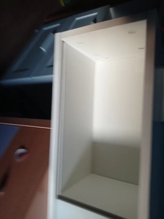 Mueble colgante blanco con puertas cristal