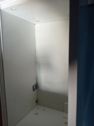Mueble colgante blanco con puertas cristal
