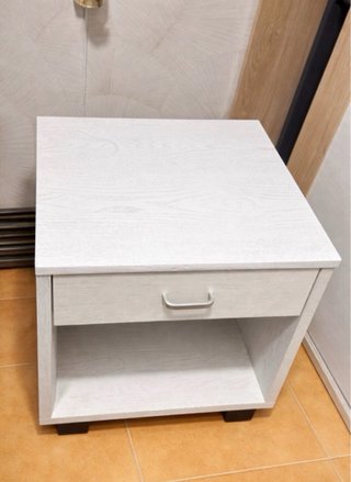 Mesita de noche de madera blanca