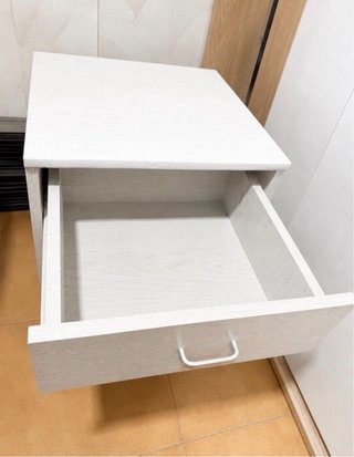 Mesita de noche de madera blanca