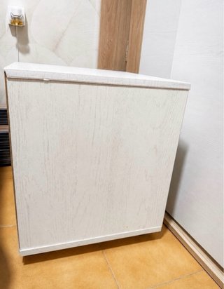 Mesita de noche de madera blanca