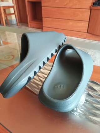 Chanclas Yeezy Slide