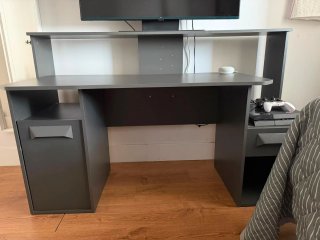 Mesa estudio gris con estantería