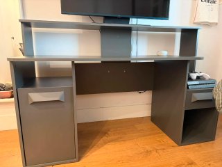 Mesa estudio gris con estantería