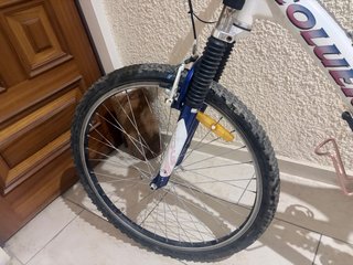 Bicicleta de montaña blanca y azul