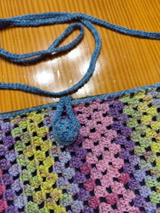 Bolso de ganchillo multicolor con asa