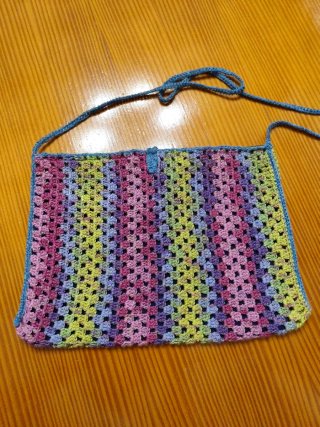 Bolso de ganchillo multicolor con asa