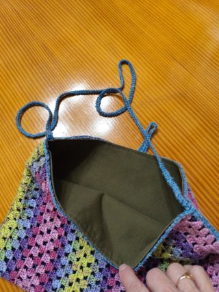 Bolso de ganchillo multicolor con asa