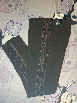 Leggings Adidas marrón con estampado
