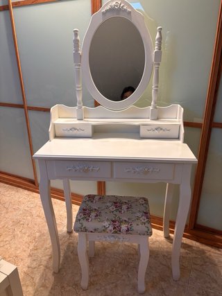 Tocador blanco con espejo y taburete