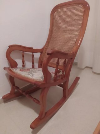 Mecedora de madera pino con asiento floral