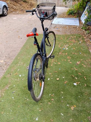 Bicicleta urbana con cesta delantera