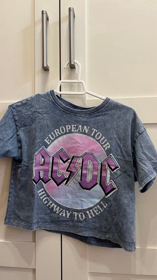 Camiseta Crop AC/DC ZARA para niña