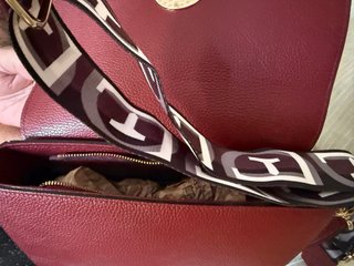 Bolso de piel burdeos con aro dorado