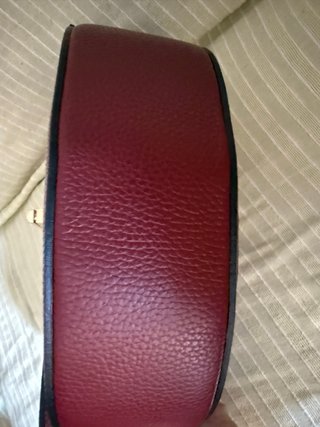 Bolso de piel burdeos con aro dorado
