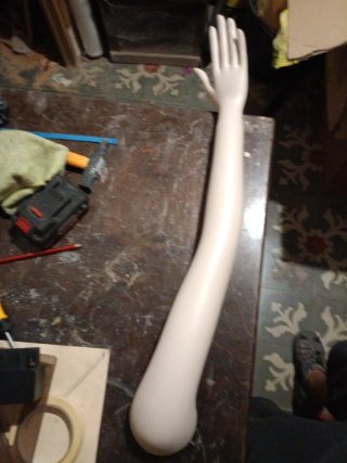 Brazo de maniquí beige