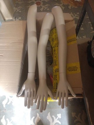 Brazo de maniquí beige