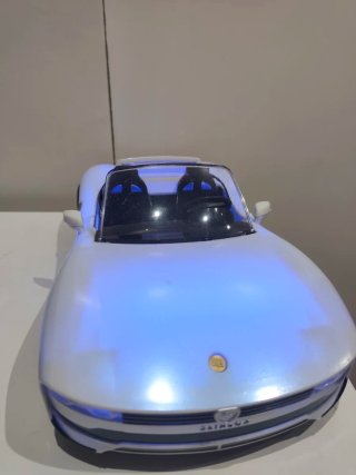 Coche de muñecas ( reinbow/ barbies) con luz.