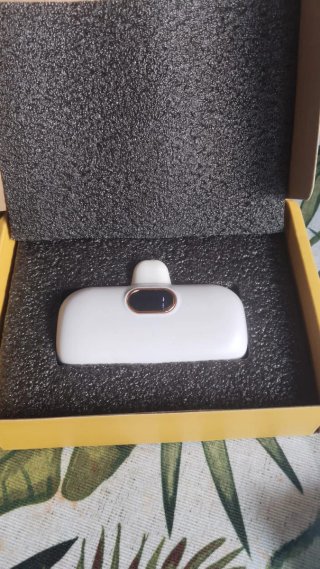 Cargador móvil blanco con pantalla