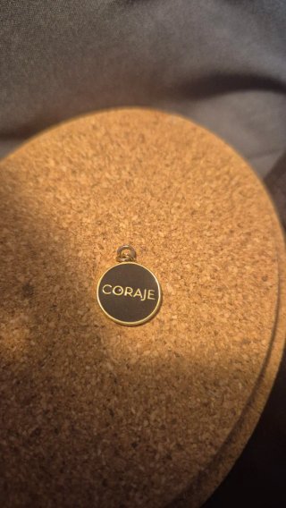 Medalla Agatha Paris Negra y Dorada