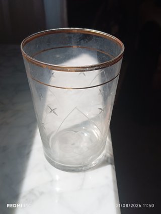 Jarra de cristal con borde dorado