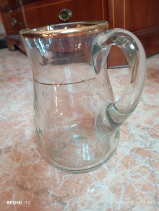 Jarra de cristal con borde dorado