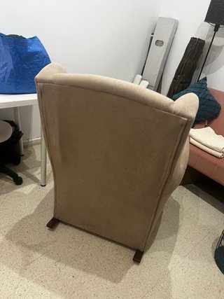 Sillón orejero beige de tela