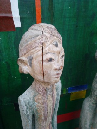 Pareja figuras madera tallada