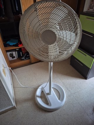 Ventilador de pie blanco