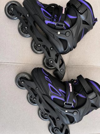 Patines en línea negros y morados