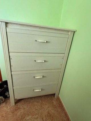 Cómoda de madera beige.