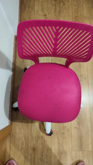 Silla de oficina rosa y blanca. En muy buen estado