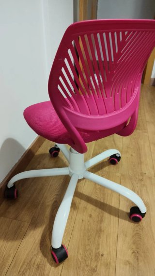 Silla de oficina rosa y blanca. En muy buen estado