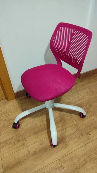Silla de oficina rosa y blanca. En muy buen estado