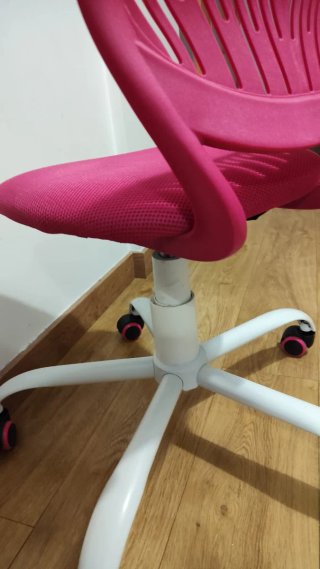 Silla de oficina rosa y blanca. En muy buen estado