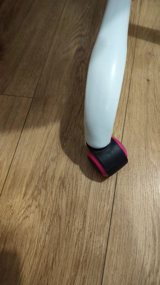 Silla de oficina rosa y blanca. En muy buen estado