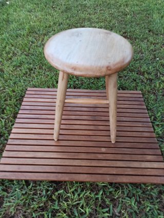 Taburete redondo de madera antiguo restaurado