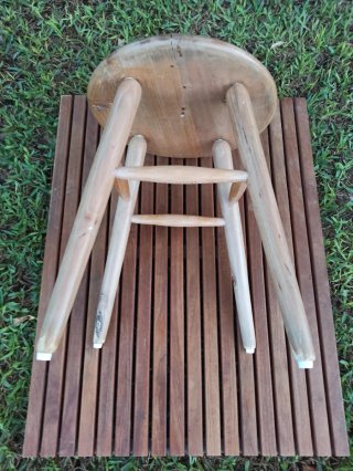 Taburete redondo de madera antiguo restaurado