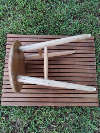Taburete redondo de madera antiguo restaurado