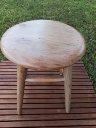 Taburete redondo de madera antiguo restaurado