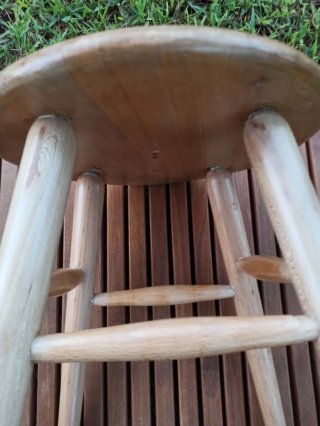 Taburete redondo de madera antiguo restaurado