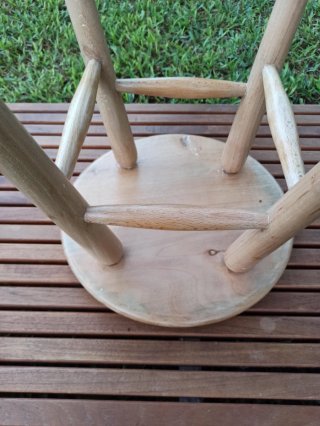 Taburete redondo de madera antiguo restaurado