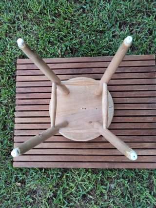 Taburete redondo de madera antiguo restaurado