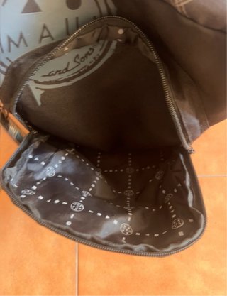 Mochila Maui & Sons en tonos grises, negros y azul