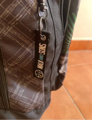 Mochila Maui & Sons en tonos grises, negros y azul