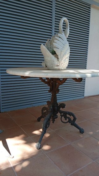 Mesa de jardín de mármol y metal