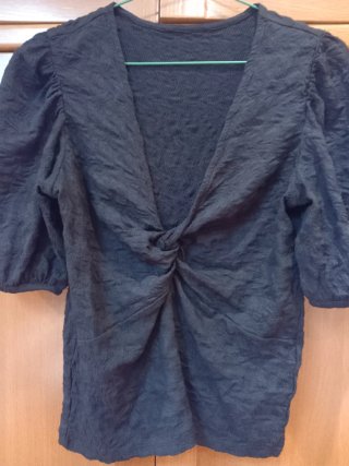 Camiseta escote fruncido negro