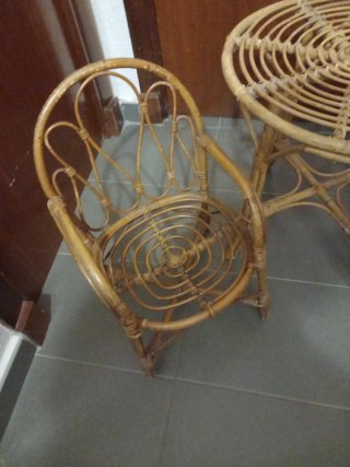 Mesa y silla de mimbre infantil